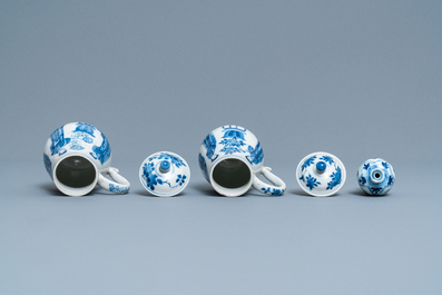 Une paire de verseuses couvertes et un vase miniature en porcelaine de Chine en bleu et blanc, Kangxi