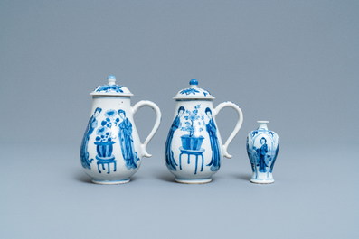 Une paire de verseuses couvertes et un vase miniature en porcelaine de Chine en bleu et blanc, Kangxi