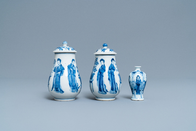 Une paire de verseuses couvertes et un vase miniature en porcelaine de Chine en bleu et blanc, Kangxi