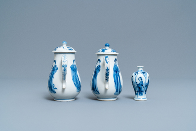 Une paire de verseuses couvertes et un vase miniature en porcelaine de Chine en bleu et blanc, Kangxi