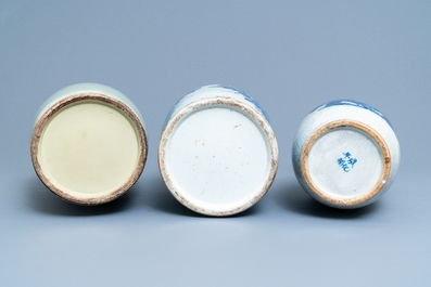 Trois vases en porcelaine de Chine en bleu et blanc, 19&egrave;me