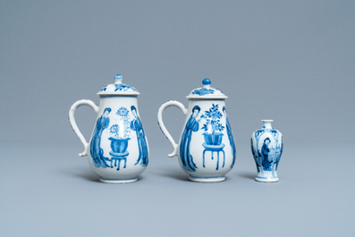 Une paire de verseuses couvertes et un vase miniature en porcelaine de Chine en bleu et blanc, Kangxi