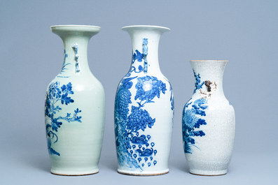 Trois vases en porcelaine de Chine en bleu et blanc, 19&egrave;me
