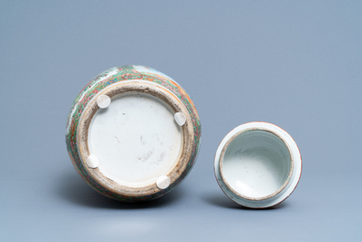 Un vase couvert en porcelaine de Chine famille rose de Canton, 19&egrave;me