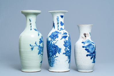 Trois vases en porcelaine de Chine en bleu et blanc, 19&egrave;me