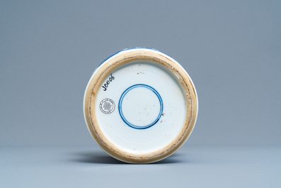 Een Chinese blauw-witte vaas met een landschap, Kangxi