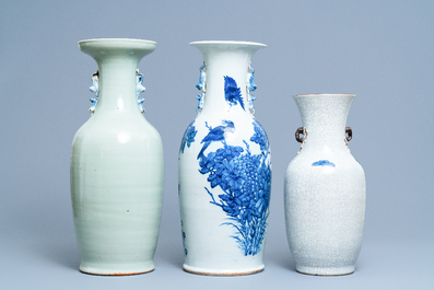 Trois vases en porcelaine de Chine en bleu et blanc, 19&egrave;me