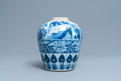 Un grand pot en porcelaine de Chine en bleu et blanc, Kangxi