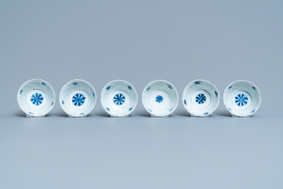 Zes Chinese blauw-witte koppen en schotels, Kangxi