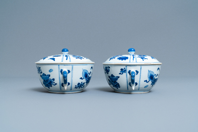 Une paire de bols couverts en porcelaine de Chine en bleu et blanc &agrave; d&eacute;cor d'antiquit&eacute;s, Kangxi