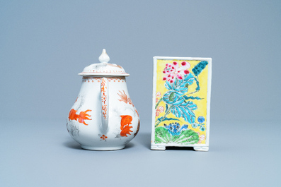 Een Chinese famille rose penselenbeker en een ijzerrode en vergulde theepot, Yongzheng/Qianlong