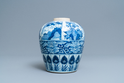 Un grand pot en porcelaine de Chine en bleu et blanc, Kangxi