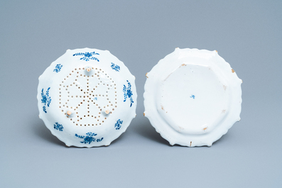 Een blauw-wit Delfts aardbeienvergiet op onderschotel, 18e eeuw