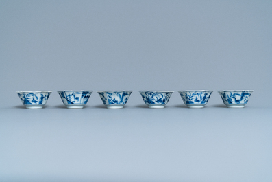 Zes Chinese blauw-witte hexagonale koppen en schotels, Kangxi