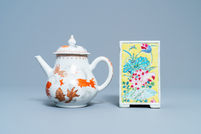 Een Chinese famille rose penselenbeker en een ijzerrode en vergulde theepot, Yongzheng/Qianlong
