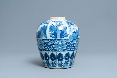 Un grand pot en porcelaine de Chine en bleu et blanc, Kangxi