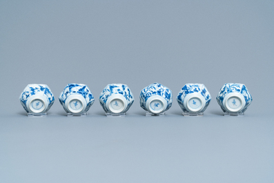 Zes Chinese blauw-witte hexagonale koppen en schotels, Kangxi