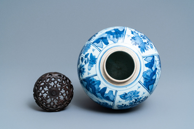 Un grand pot en porcelaine de Chine en bleu et blanc, Kangxi