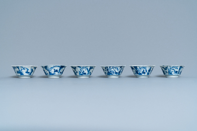 Zes Chinese blauw-witte hexagonale koppen en schotels, Kangxi