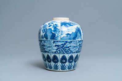 Un grand pot en porcelaine de Chine en bleu et blanc, Kangxi