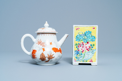 Een Chinese famille rose penselenbeker en een ijzerrode en vergulde theepot, Yongzheng/Qianlong