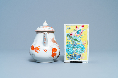 Een Chinese famille rose penselenbeker en een ijzerrode en vergulde theepot, Yongzheng/Qianlong