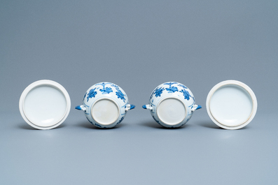 Une paire de bols couverts en porcelaine de Chine en bleu et blanc &agrave; d&eacute;cor d'antiquit&eacute;s, Kangxi