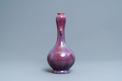 A Chinese monochrome flamb&eacute;-glazed garlic head vase, 19th C.