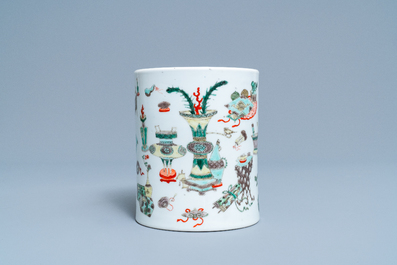 Un pot &agrave; pinceaux en porcelaine de Chine famille verte, Kangxi