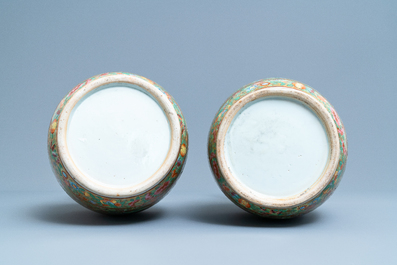 A pair of Chinese Canton famille rose vases with antiquities, 19th C.