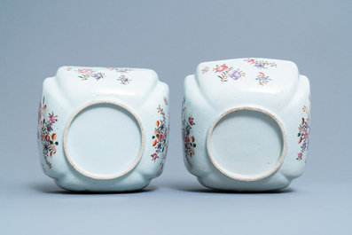 Un service de 158 pi&egrave;ces en porcelaine de Chine famille rose &agrave; d&eacute;cor floral de type Lowestoft, Qianlong