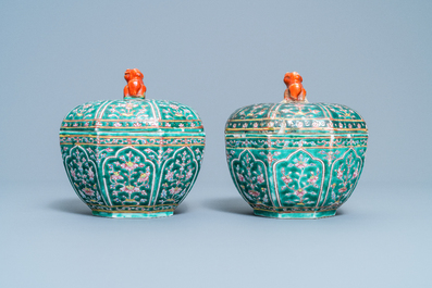 Une paire de bo&icirc;tes couvertes en porcelaine de Chine Bencharong pour le march&eacute; thai, 19&egrave;me