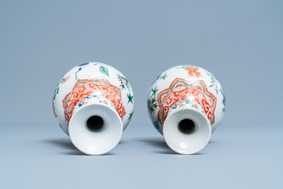 Une paire de vases de forme triple gourde en porcelaine de Chine famille verte, Kangxi