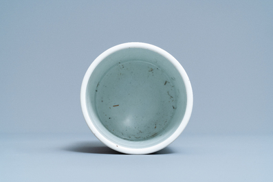 Un pot &agrave; pinceaux en porcelaine de Chine famille verte, Kangxi
