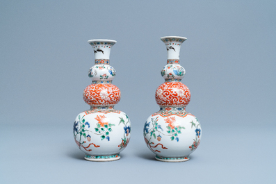 Une paire de vases de forme triple gourde en porcelaine de Chine famille verte, Kangxi