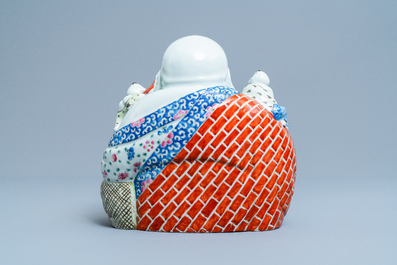 A Chinese blue and white 'dragon' dish and a famille rose figure of Buddha, 19th C.