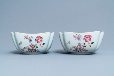 Un service de 158 pi&egrave;ces en porcelaine de Chine famille rose &agrave; d&eacute;cor floral de type Lowestoft, Qianlong