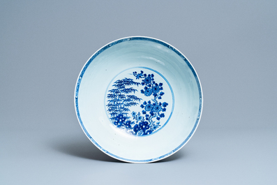 Een grote Chinese blauw-witte kom met florale vakverdeling, Qianlong