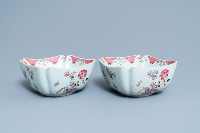 Un service de 158 pi&egrave;ces en porcelaine de Chine famille rose &agrave; d&eacute;cor floral de type Lowestoft, Qianlong