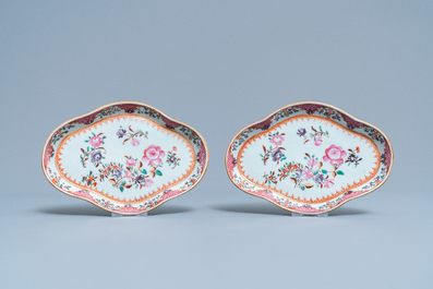 Un service de 158 pi&egrave;ces en porcelaine de Chine famille rose &agrave; d&eacute;cor floral de type Lowestoft, Qianlong