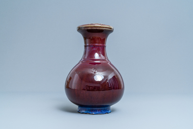 Un vase en porcelaine de Chine &agrave; &eacute;mail flamb&eacute;, 18/19&egrave;me