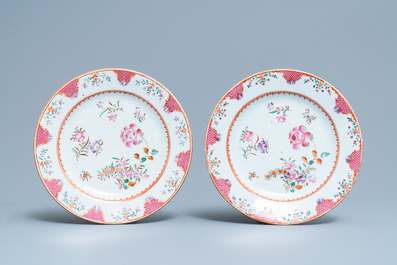 Un service de 158 pi&egrave;ces en porcelaine de Chine famille rose &agrave; d&eacute;cor floral de type Lowestoft, Qianlong