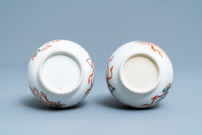 Une paire de vases de forme triple gourde en porcelaine de Chine famille verte, Kangxi