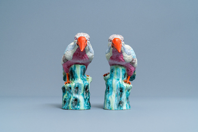 Une paire de mod&egrave;les de martin-p&ecirc;cheurs en porcelaine de Chine famille rose, Qianlong