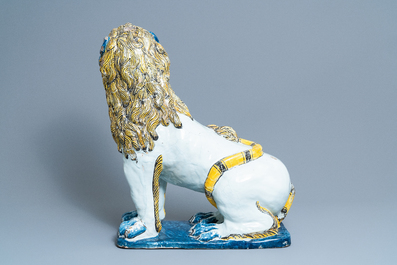 Une paire de grands mod&egrave;les de lions en fa&iuml;ence polychrome de Rouen, France, 18&egrave;me