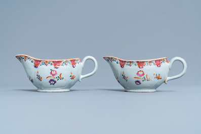 Un service de 158 pi&egrave;ces en porcelaine de Chine famille rose &agrave; d&eacute;cor floral de type Lowestoft, Qianlong