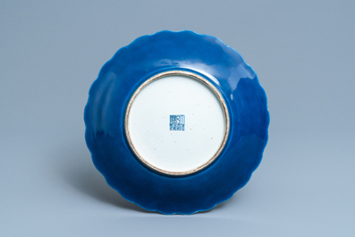 Een Chinese monochrome blauwe schotel, Qianlong merk en periode
