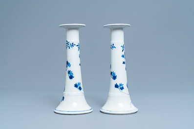 Une paire de grands bougeoirs en porcelaine de Chine en bleu et blanc, 19&egrave;me