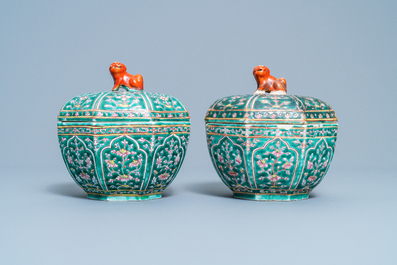 Une paire de bo&icirc;tes couvertes en porcelaine de Chine Bencharong pour le march&eacute; thai, 19&egrave;me