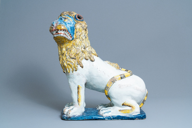 Une paire de grands mod&egrave;les de lions en fa&iuml;ence polychrome de Rouen, France, 18&egrave;me